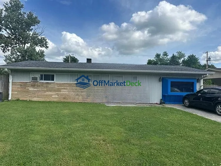 Off-market house in Beech Grove, Indiana — 3 beds, 1 bath, $160,000 — photo 2 of 8