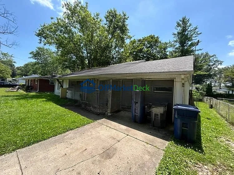 Off-market house in Anderson, Indiana — 3 beds, 1 bath, $97,000 — photo 3 of 8