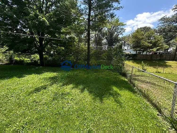 Off-market house in Anderson, Indiana — 3 beds, 1 bath, $97,000 — photo 5 of 8