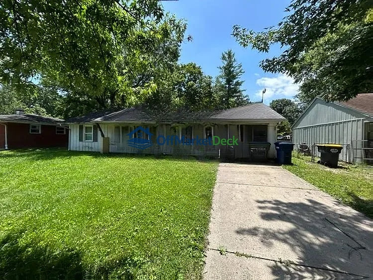 Off-market house in Anderson, Indiana — 3 beds, 1 bath, $97,000 — photo 2 of 8