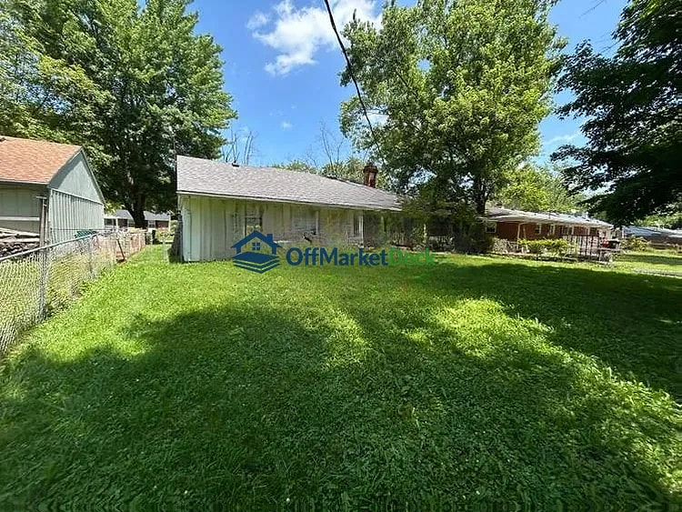 Off-market house in Anderson, Indiana — 3 beds, 1 bath, $97,000 — photo 6 of 8