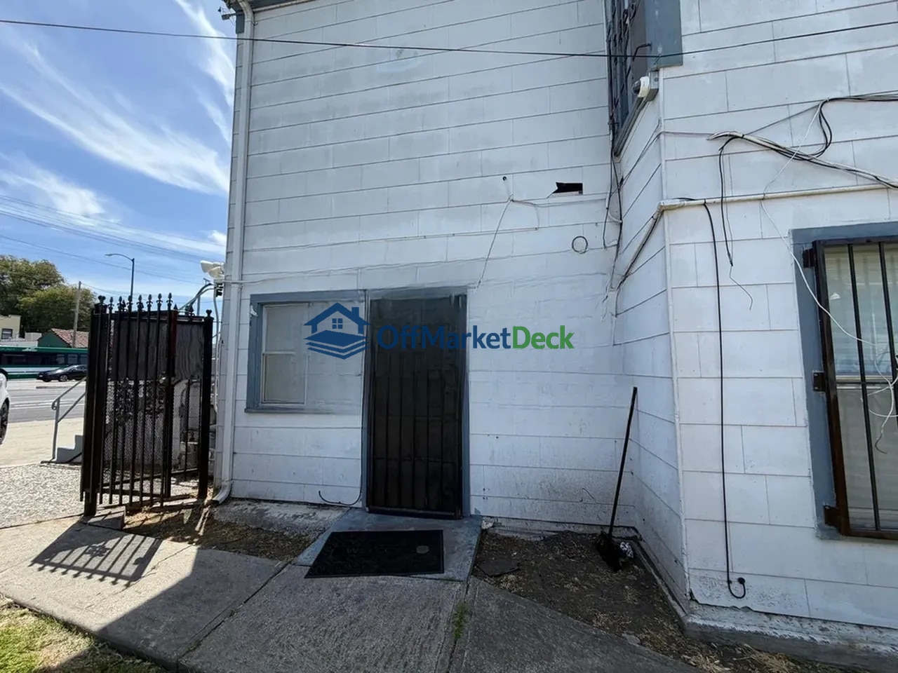 Off-market multi family in Oakland, California — 6 beds, 4 baths, $799,900 — photo 2 of 8