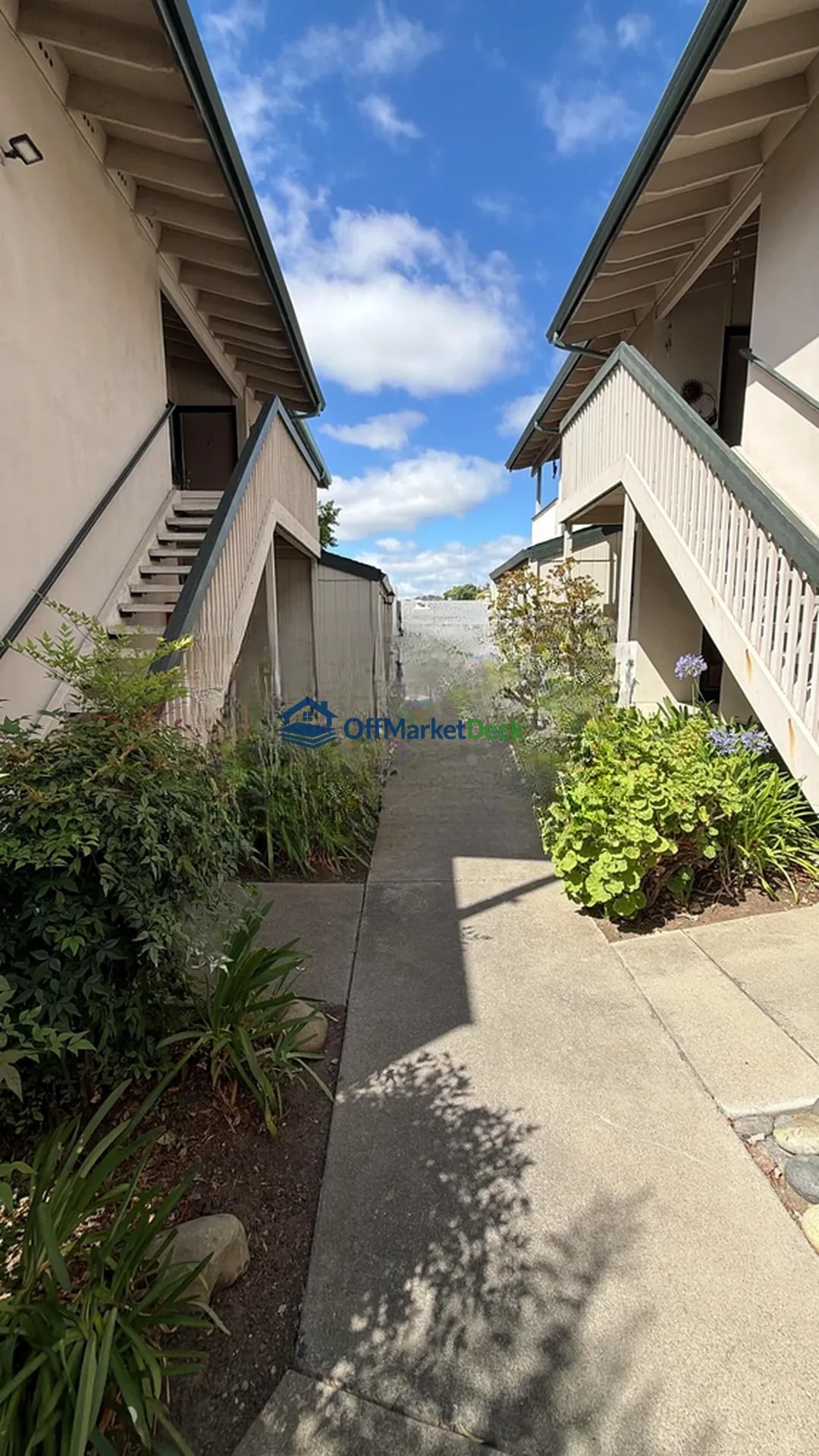 Off-market townhome in Concord, California — 1 bed, 1 bath, $209,900 — photo 4 of 8