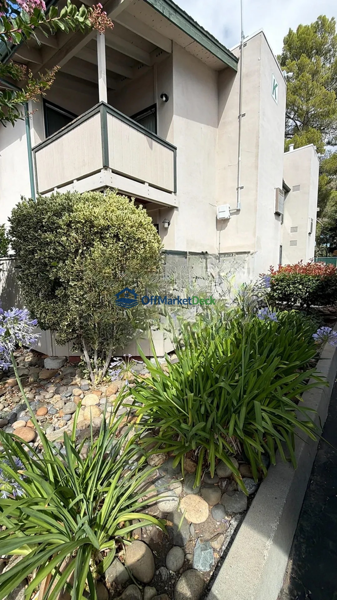 Off-market townhome in Concord, California — 1 bed, 1 bath, $209,900 — photo 2 of 8