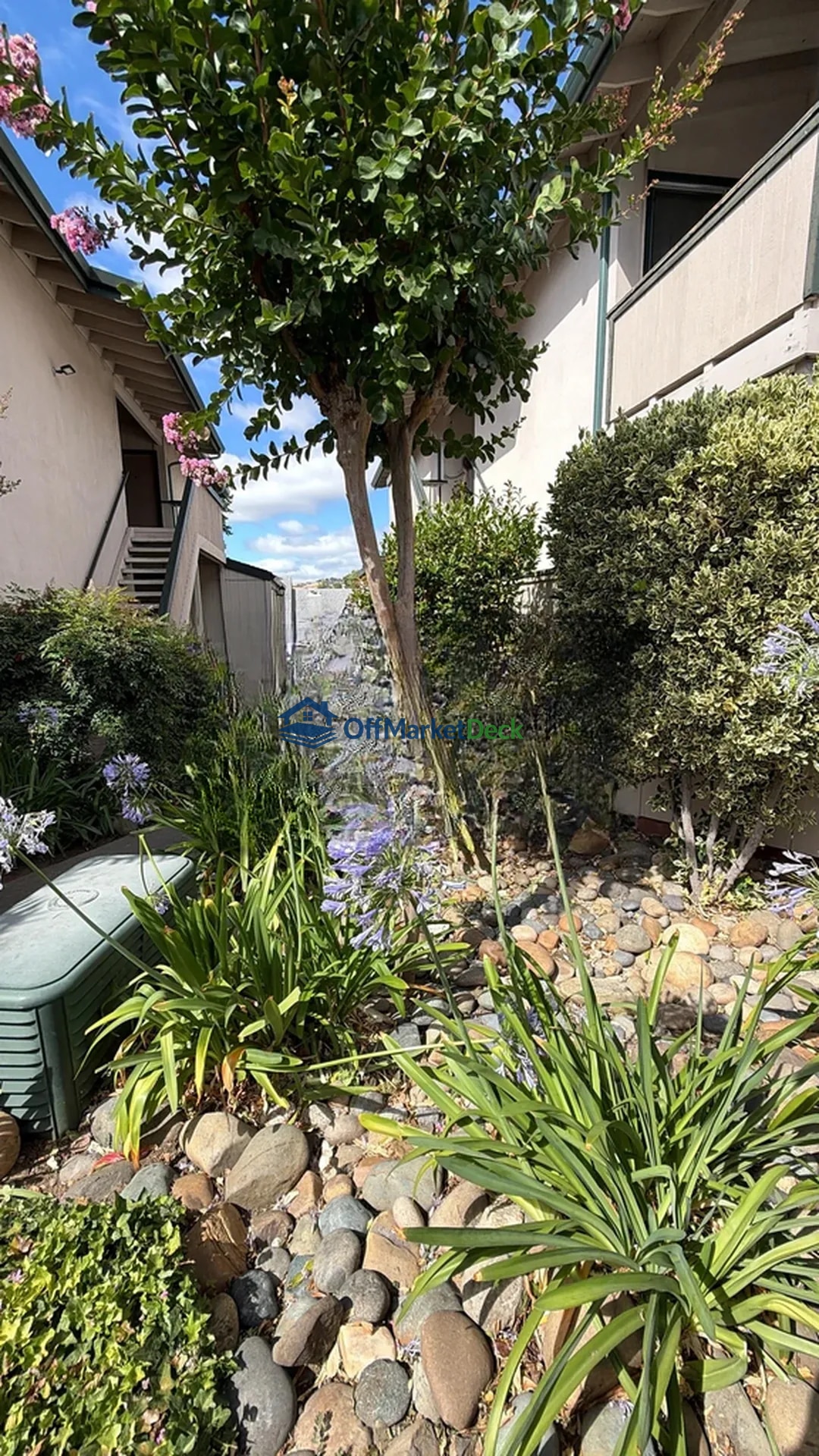 Off-market townhome in Concord, California — 1 bed, 1 bath, $209,900 — photo 3 of 8