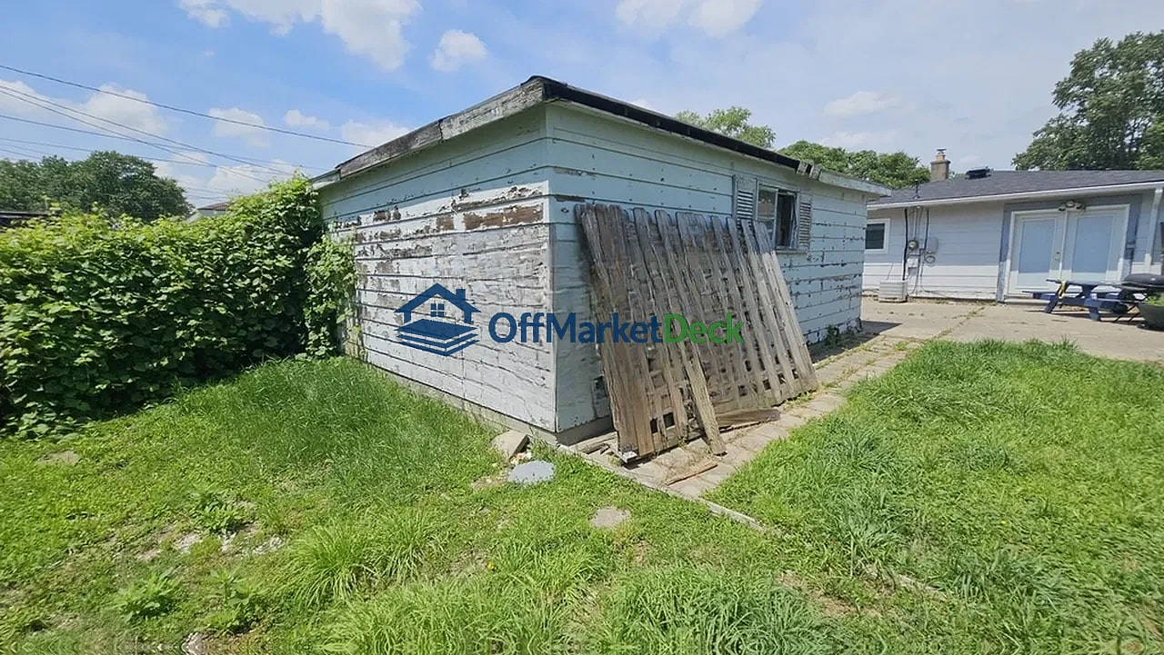 Off-market house in Dearborn Heights, Michigan — 3 beds, 1 bath, $114,900 — photo 3 of 8