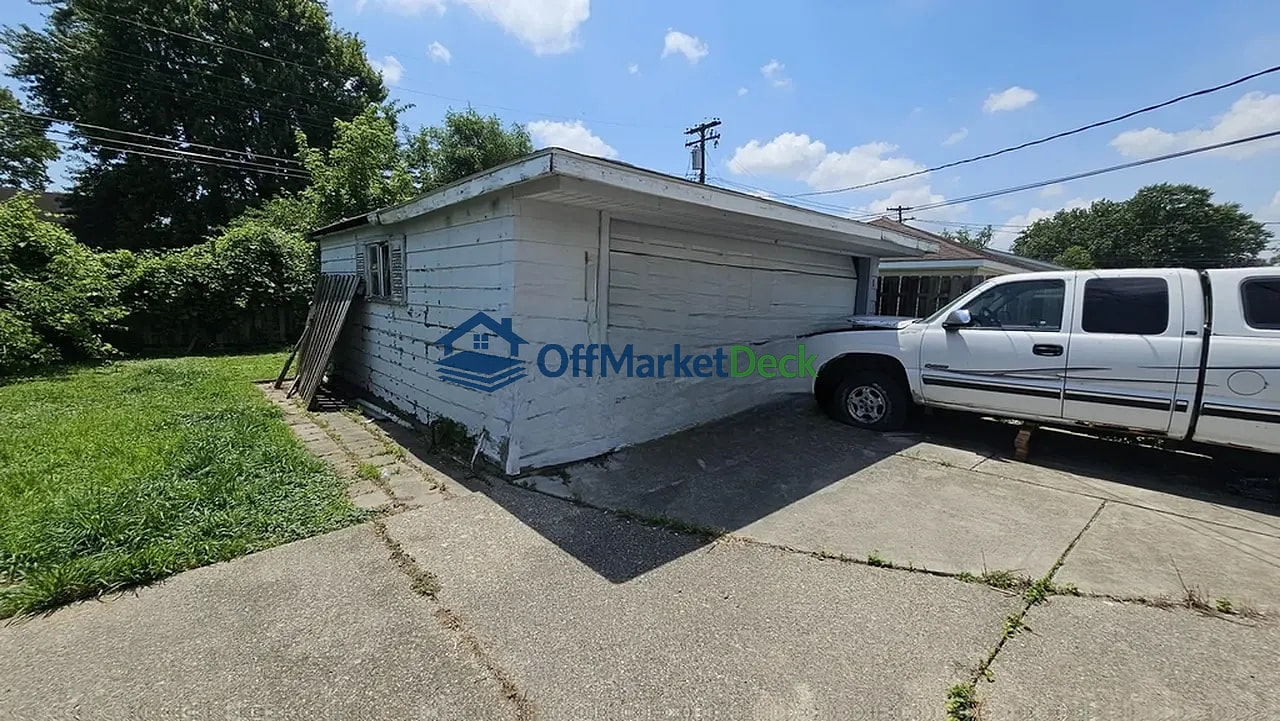 Off-market house in Dearborn Heights, Michigan — 3 beds, 1 bath, $114,900 — photo 4 of 8