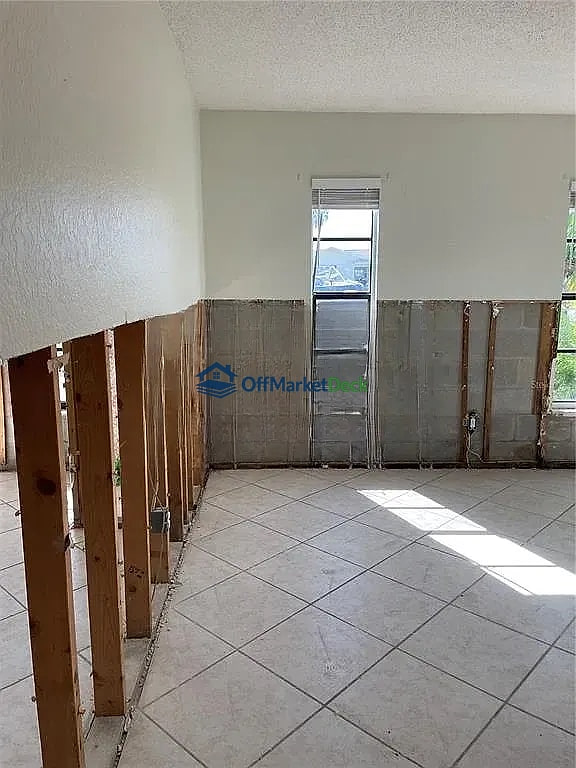 Off-market house in Hudson, Florida — 2 beds, 2 baths, $215,000 — photo 6 of 8