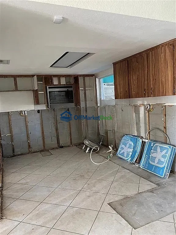Off-market house in Hudson, Florida — 2 beds, 2 baths, $215,000 — photo 3 of 8