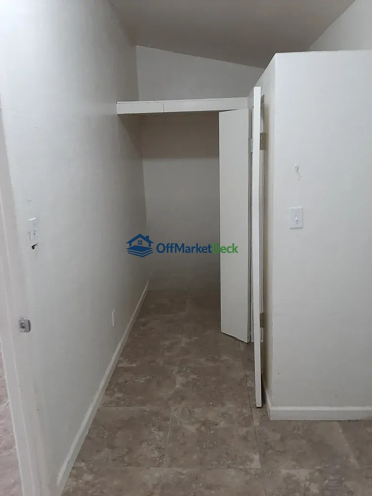 Off-market house in Phoenix, Arizona — 3 beds, 2 baths, $319,900 — photo 5 of 8