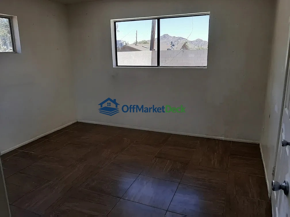 Off-market house in Phoenix, Arizona — 3 beds, 2 baths, $319,900 — photo 2 of 8