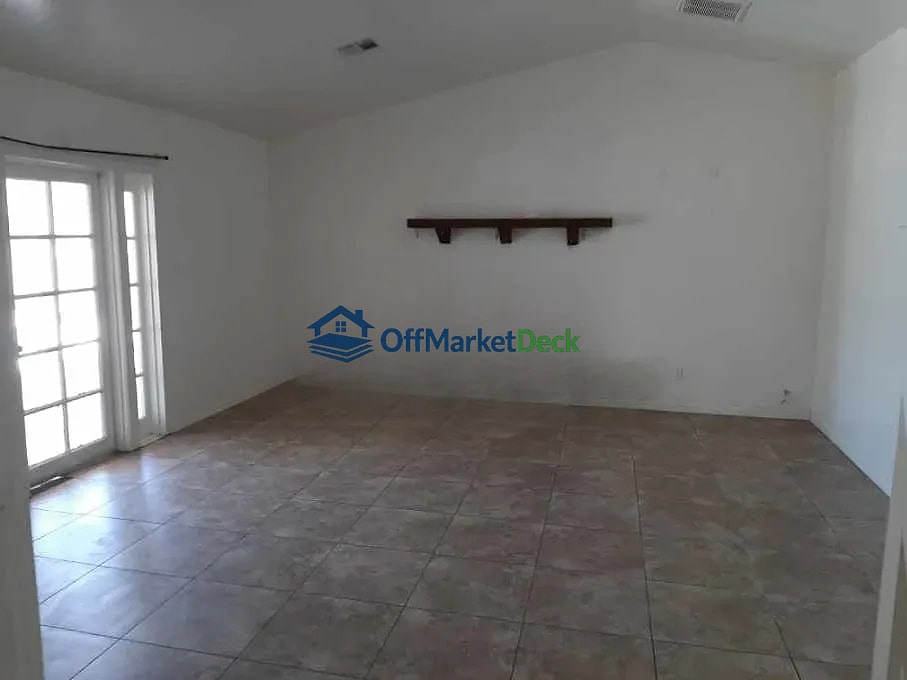 Off-market house in Phoenix, Arizona — 3 beds, 2 baths, $319,900 — photo 7 of 8
