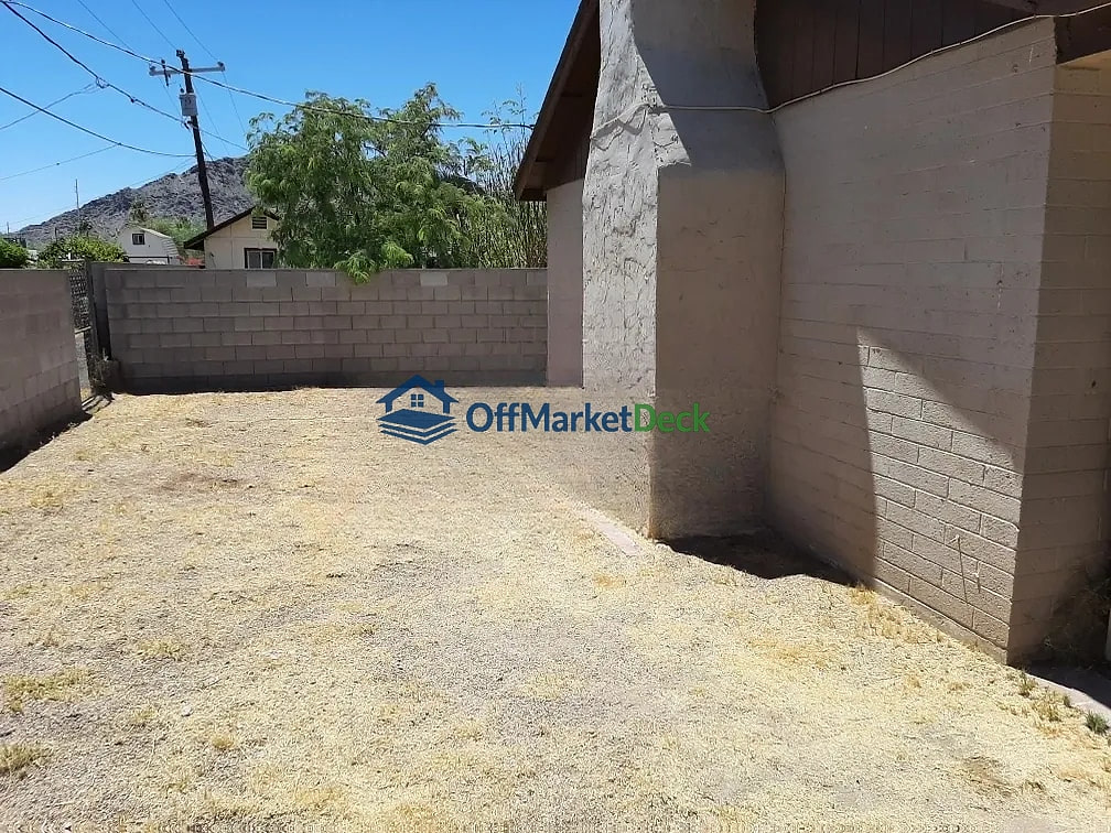 Off-market house in Phoenix, Arizona — 3 beds, 2 baths, $319,900 — photo 3 of 8