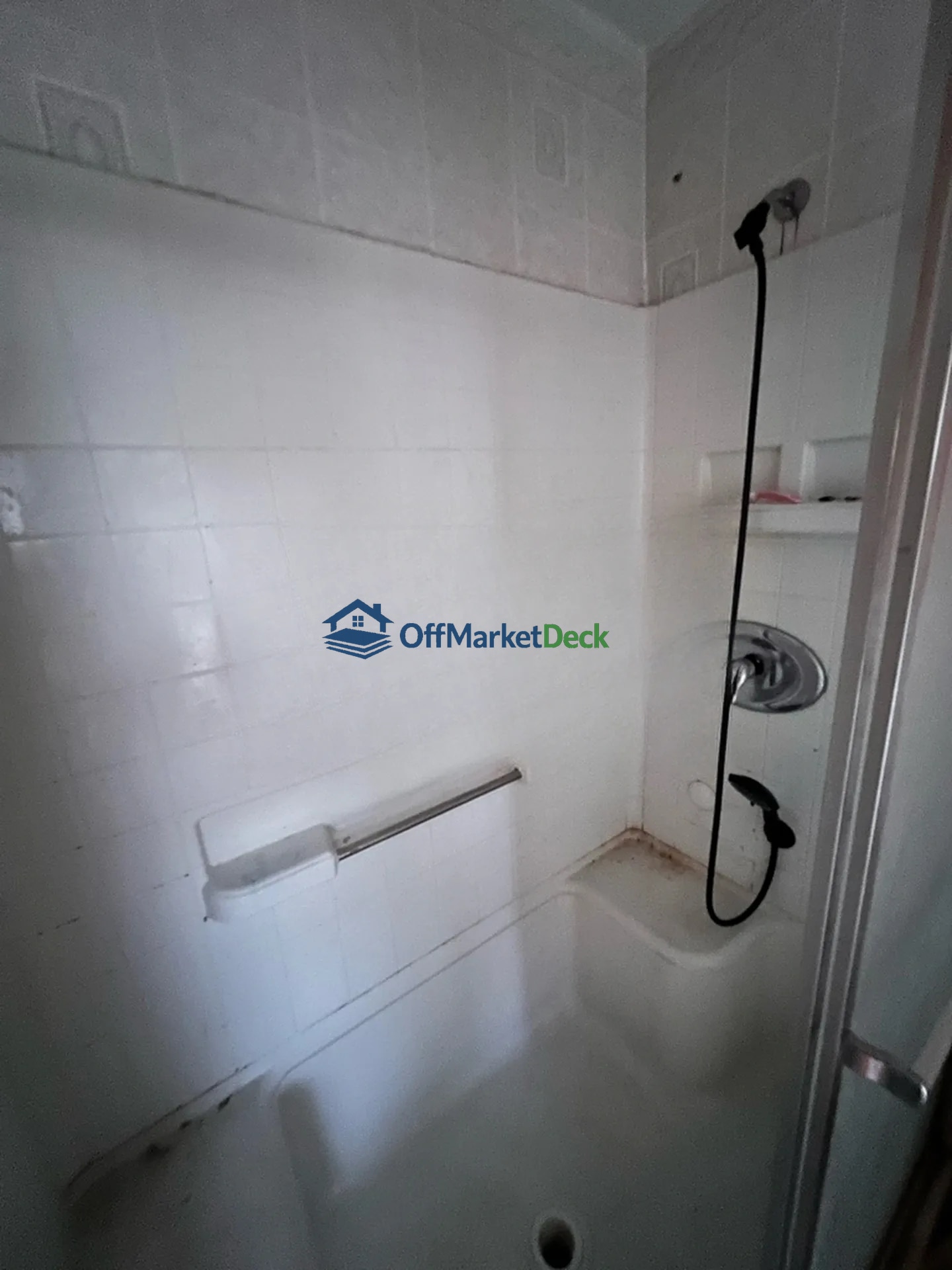 Off-market house in Hollywood, Florida — 3 beds, 2 baths, $390,000 — photo 2 of 8