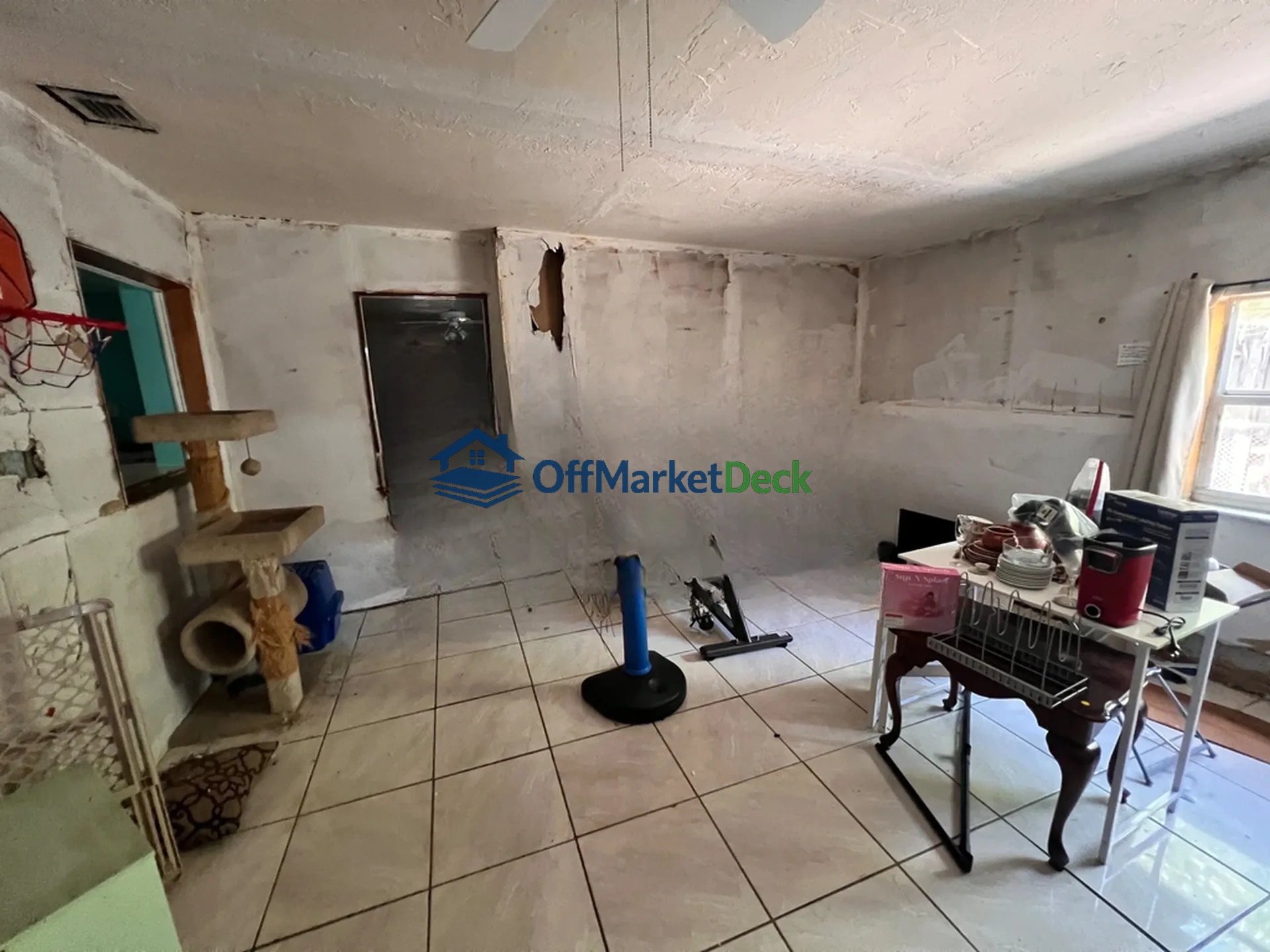 Off-market house in Hollywood, Florida — 3 beds, 2 baths, $390,000 — photo 3 of 8