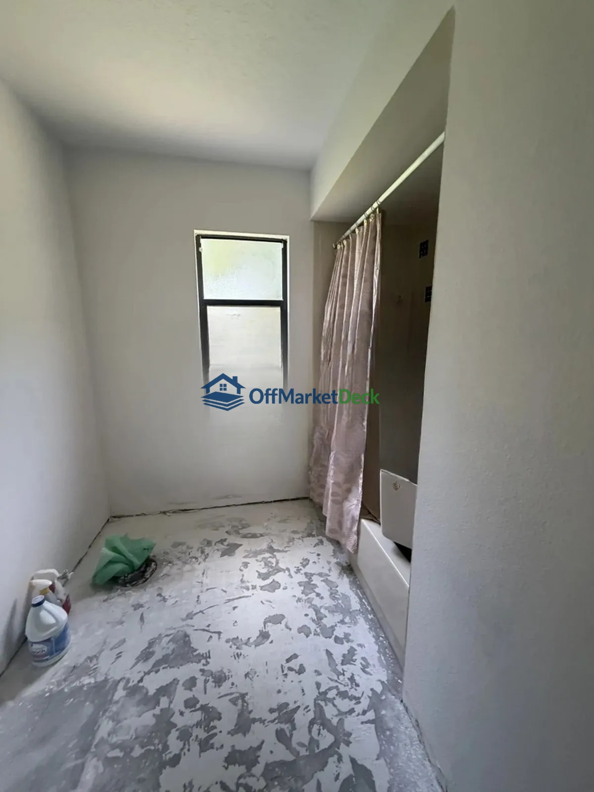 Off-market house in New Port Richey, Florida — 3 beds, 2 baths, $280,000 — photo 4 of 8