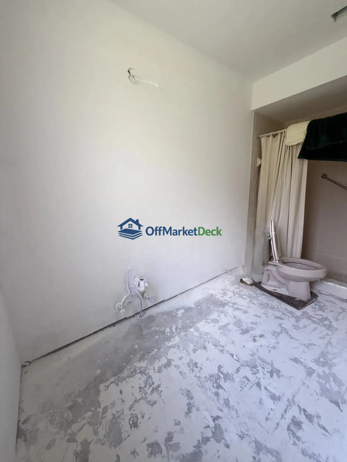 Off-market house in New Port Richey, Florida — 3 beds, 2 baths, $280,000 — photo 2 of 8