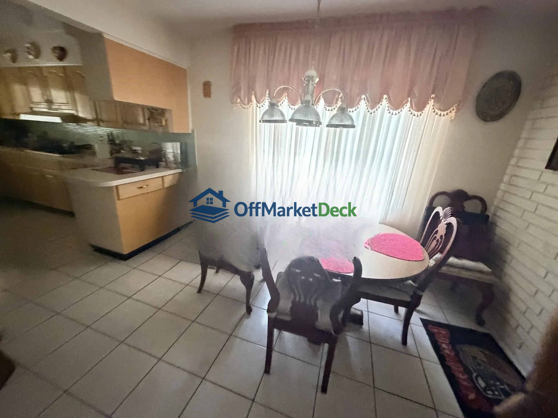 Off-market house in St. Petersburg, Florida — 3 beds, 2 baths, $425,000 — photo 4 of 8