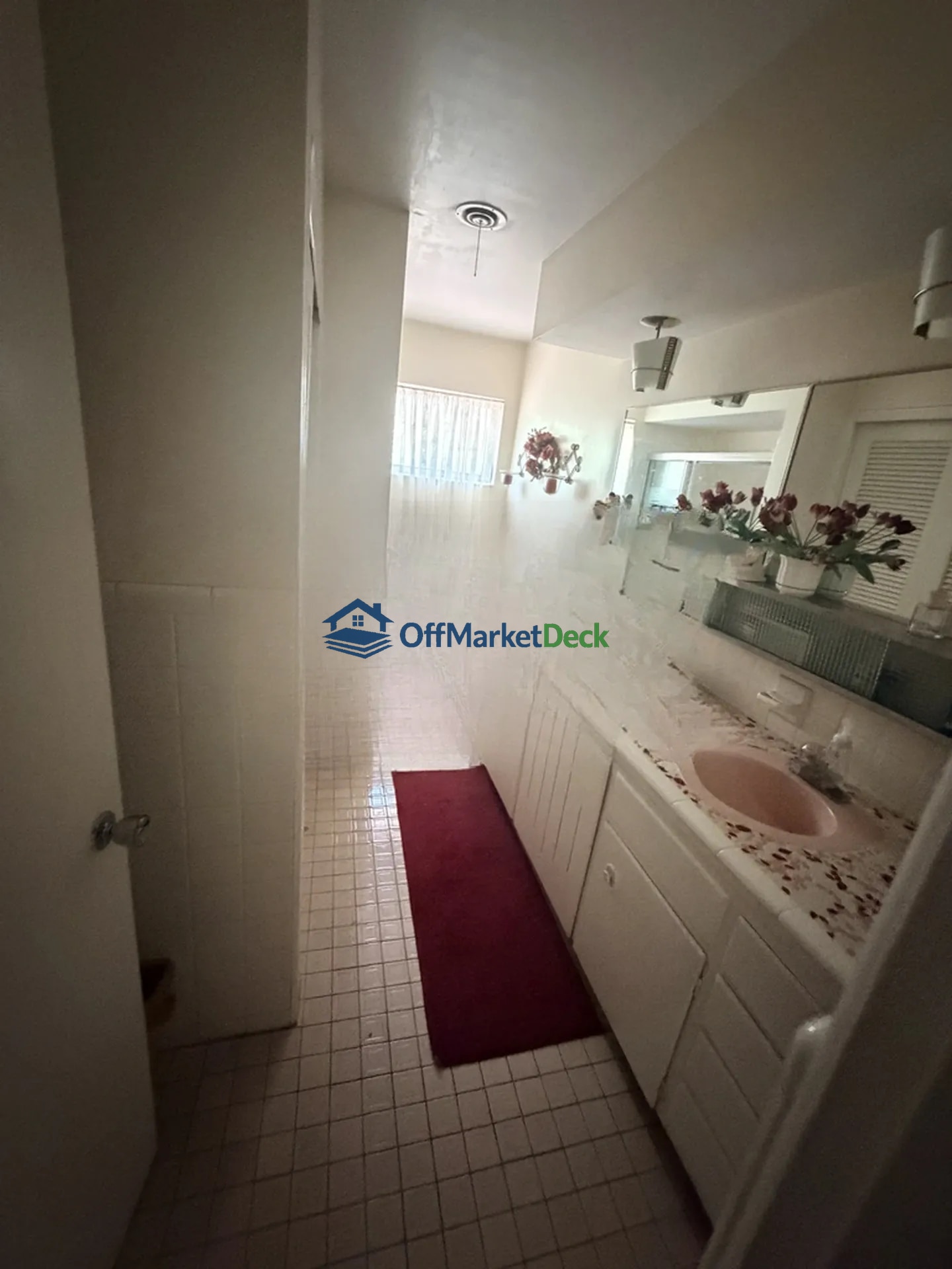 Off-market house in St. Petersburg, Florida — 3 beds, 2 baths, $425,000 — photo 5 of 8