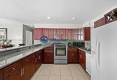 Off-market house in Port St. Lucie, Florida — 5 beds, 4 baths, $445,000 — photo 2 of 7