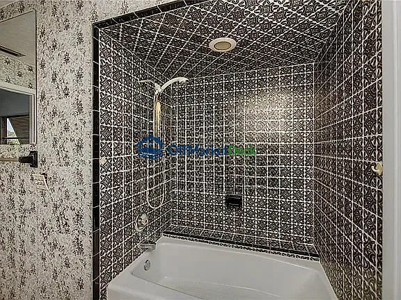 Off-market house in Venice, Florida — 4 beds, 2 baths, $365,000 — photo 4 of 8