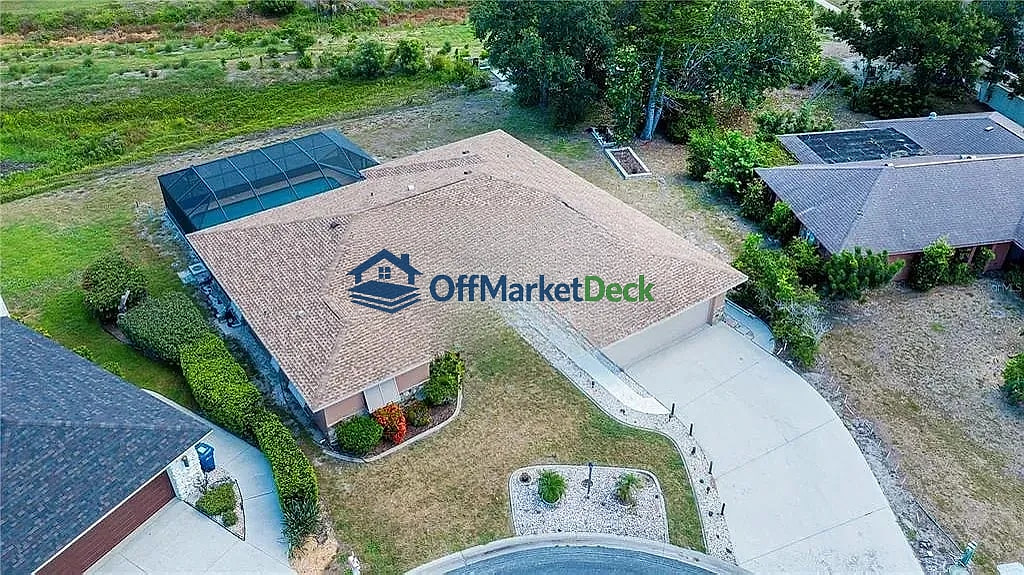 Off-market house in Venice, Florida — 4 beds, 2 baths, $365,000 — photo 3 of 8