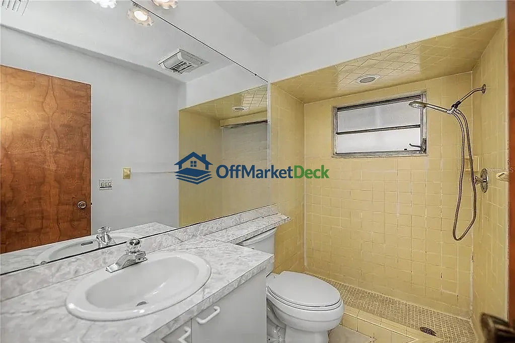 Off-market house in Venice, Florida — 4 beds, 2 baths, $365,000 — photo 7 of 8