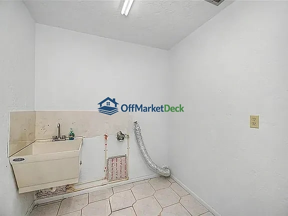 Off-market house in Venice, Florida — 4 beds, 2 baths, $365,000 — photo 5 of 8