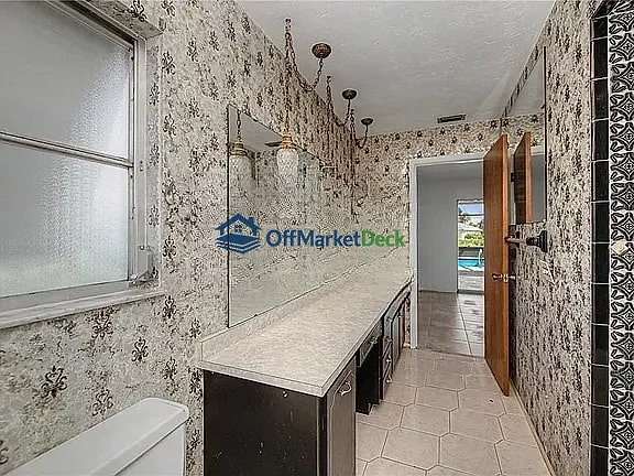 Off-market house in Venice, Florida — 4 beds, 2 baths, $365,000 — photo 2 of 8