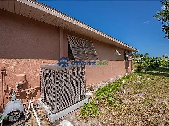 Off-market house in Venice, Florida — 4 beds, 2 baths, $365,000 — photo 6 of 8