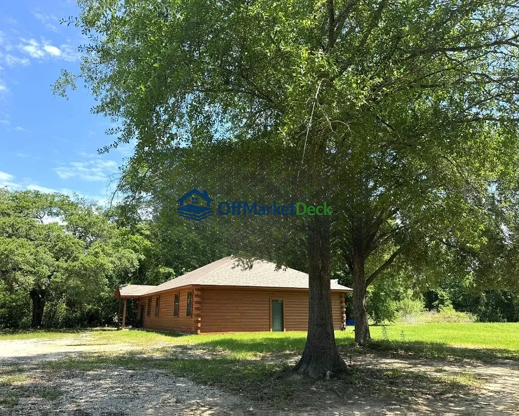 Off-market house in Spurger, Texas — 3 beds, 3 baths, $235,000 — photo 3 of 8