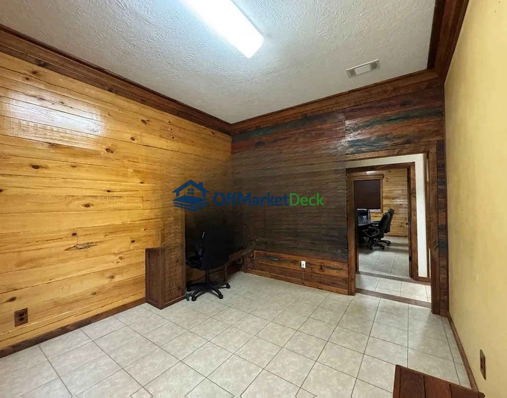 Off-market house in Spurger, Texas — 3 beds, 3 baths, $235,000 — photo 7 of 8