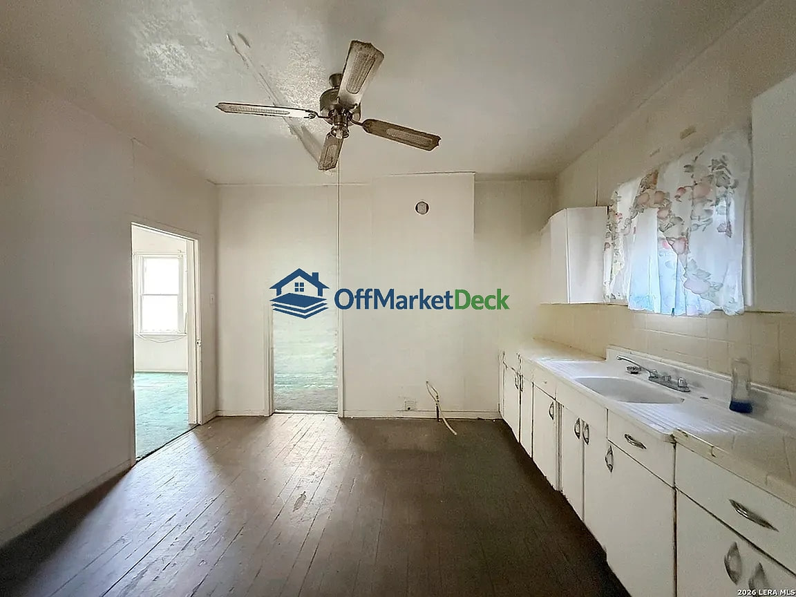 Off-market house in San Antonio, Texas — 3 beds, 2 baths, $89,900 — photo 7 of 8