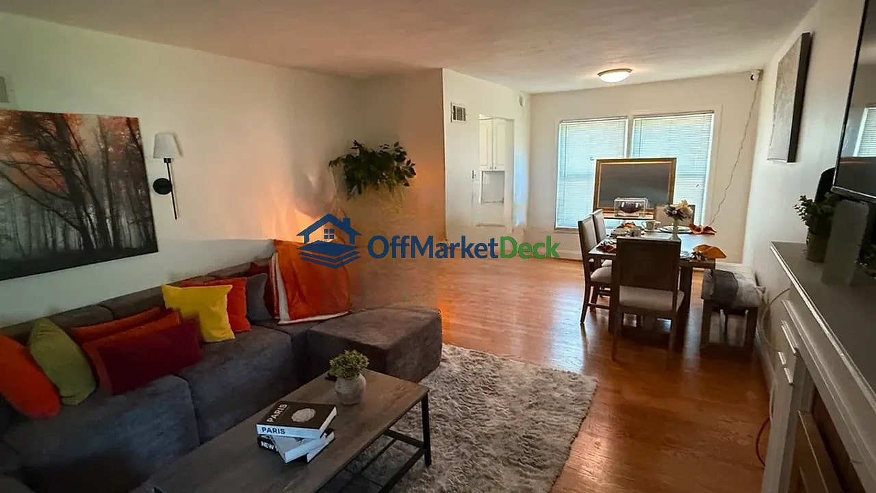 Off-market house in Kirkwood, Missouri — 2 beds, 1 bath, $284,900 — photo 7 of 8