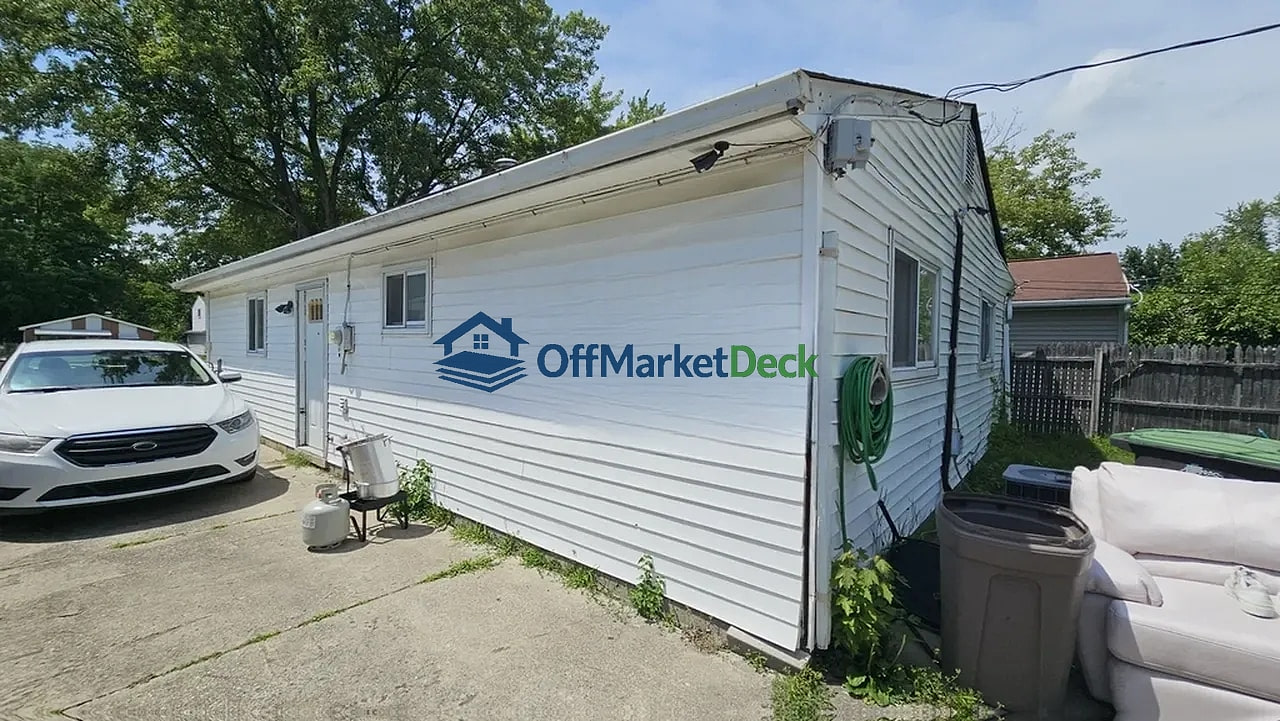 Off-market house in Taylor, Michigan — 3 beds, 1 bath, $104,900 — photo 4 of 8