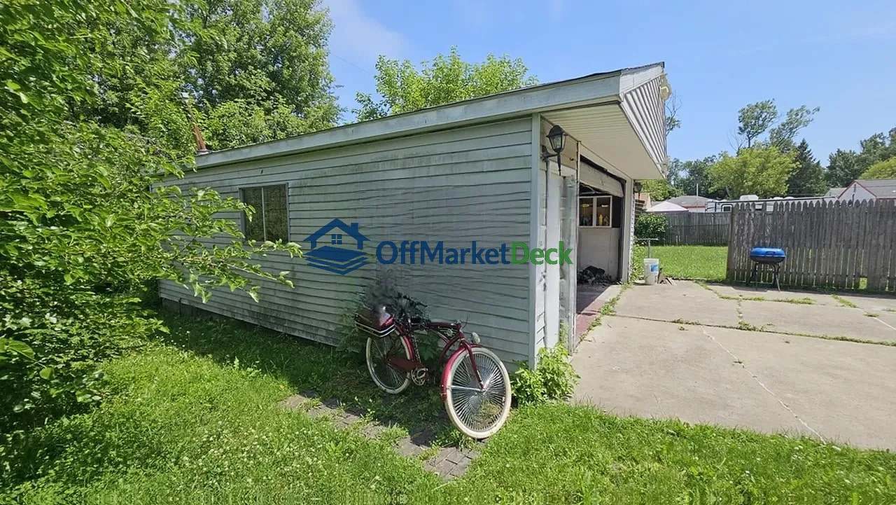 Off-market house in Taylor, Michigan — 3 beds, 1 bath, $104,900 — photo 2 of 8