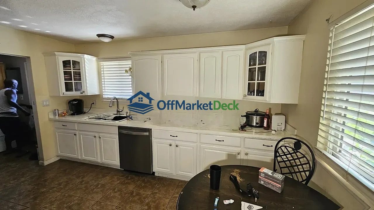 Off-market house in Taylor, Michigan — 3 beds, 1 bath, $104,900 — photo 6 of 8
