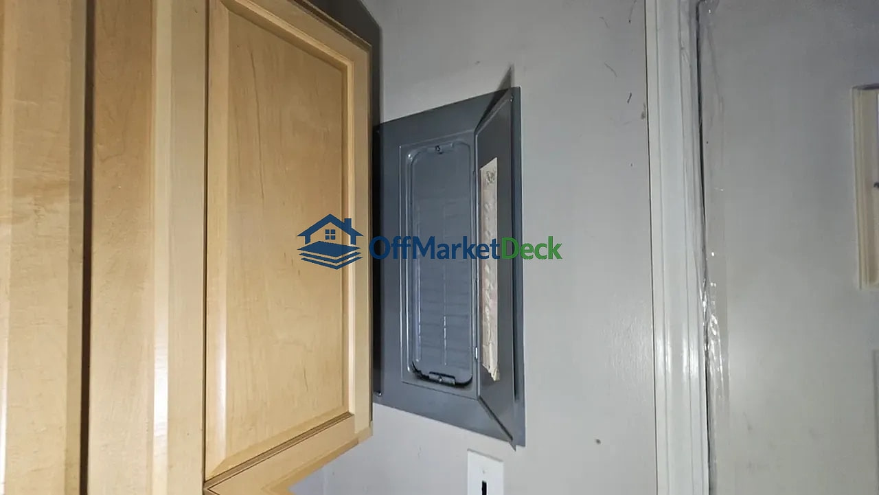 Off-market house in Taylor, Michigan — 3 beds, 1 bath, $104,900 — photo 7 of 8