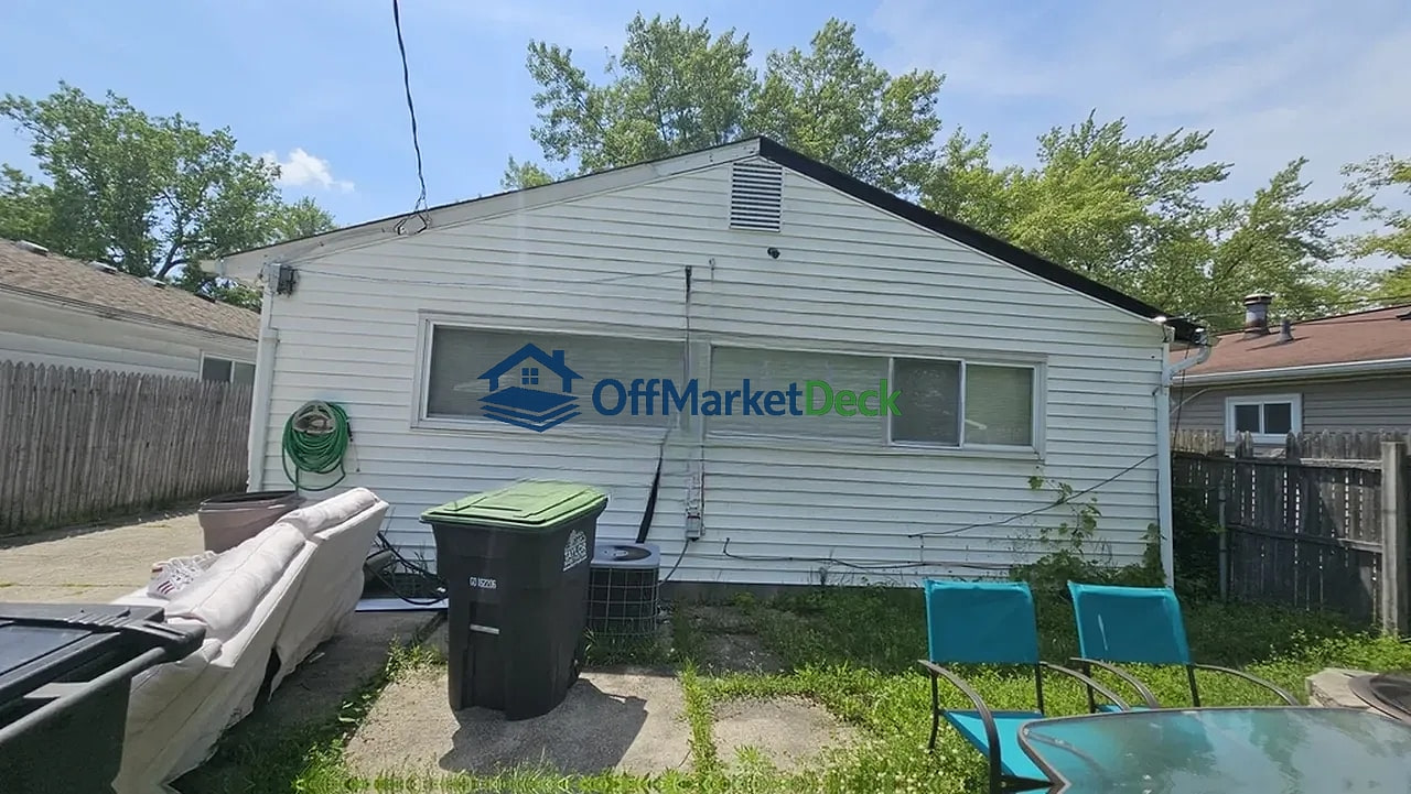 Off-market house in Taylor, Michigan — 3 beds, 1 bath, $104,900 — photo 3 of 8