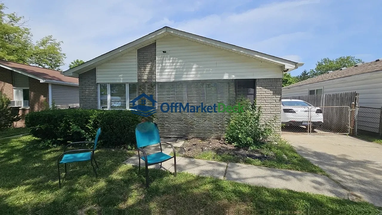Off-market house in Taylor, Michigan — 3 beds, 1 bath, $104,900 — photo 5 of 8