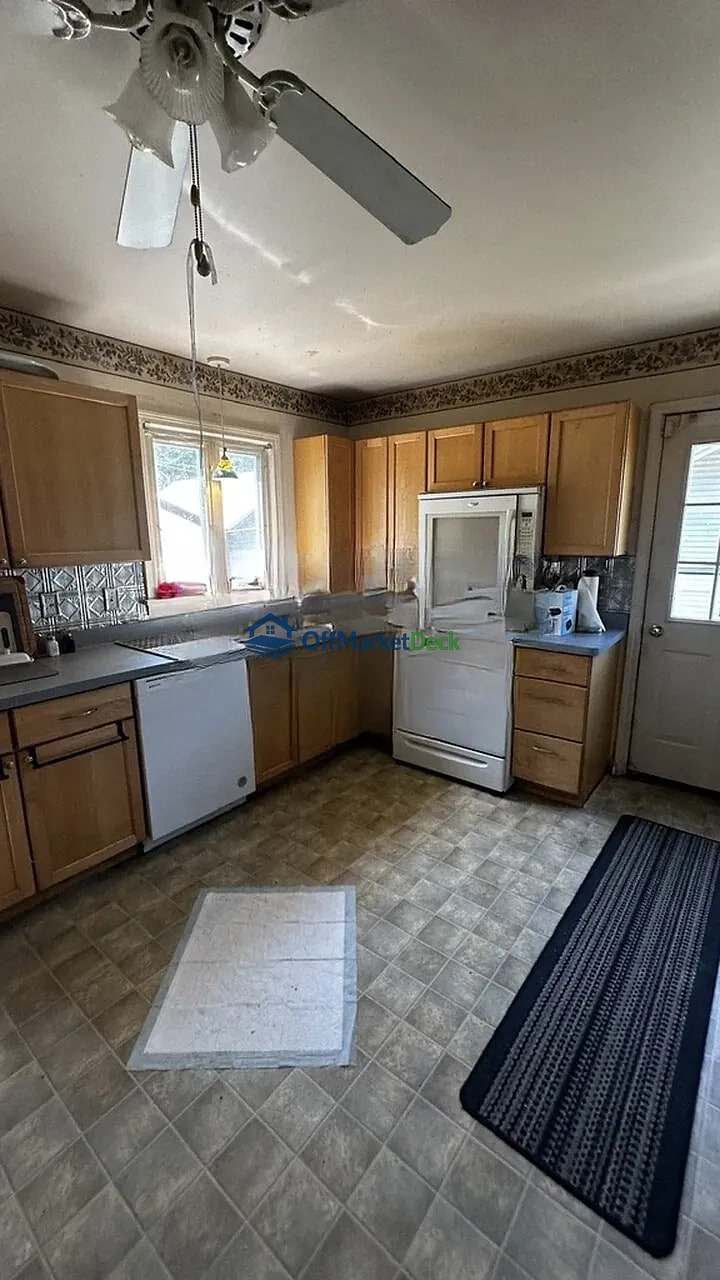 Off-market house in Rochester, New York — 4 beds, 1 bath, $119,900 — photo 8 of 8