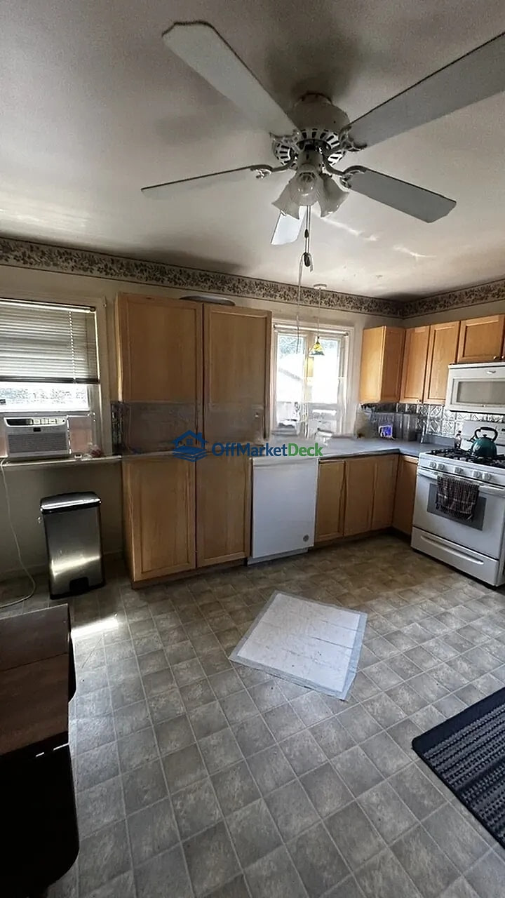 Off-market house in Rochester, New York — 4 beds, 1 bath, $119,900 — photo 6 of 8