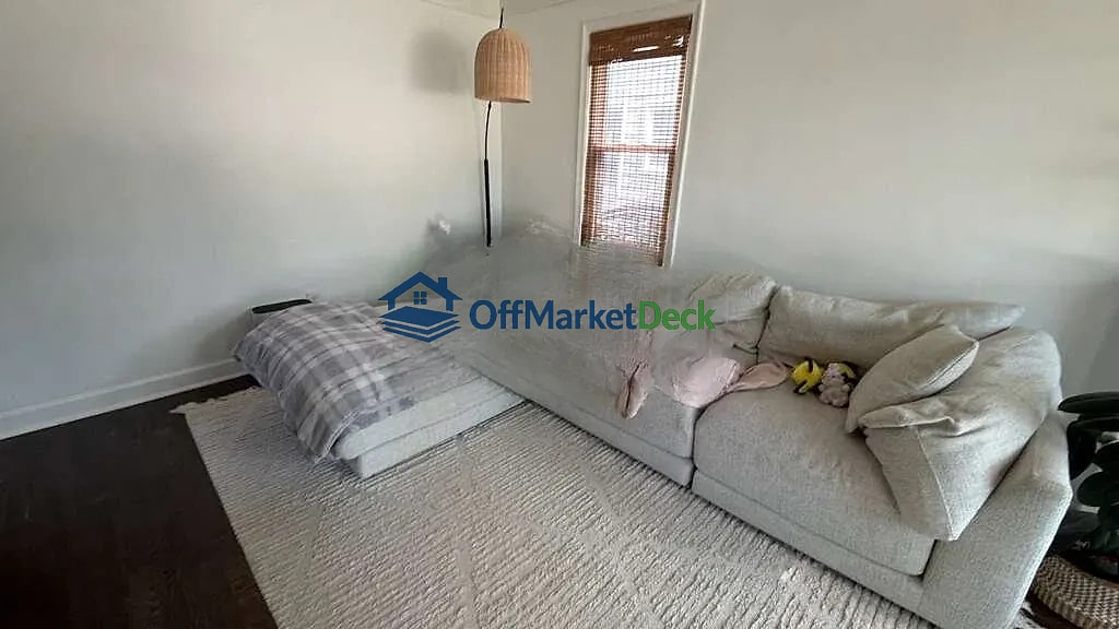 Off-market house in Royal Oak, Michigan — 3 beds, 1 bath, $274,900 — photo 5 of 8