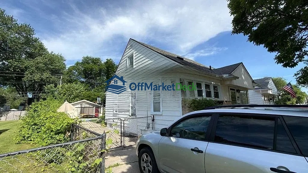 Off-market house in Royal Oak, Michigan — 3 beds, 1 bath, $274,900 — photo 3 of 8