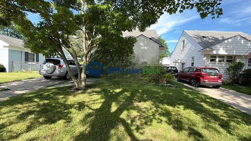 Off-market house in Royal Oak, Michigan — 3 beds, 1 bath, $274,900 — photo 2 of 8