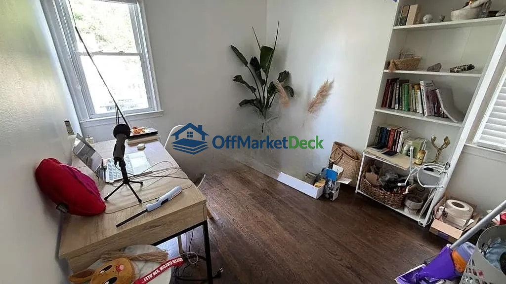 Off-market house in Royal Oak, Michigan — 3 beds, 1 bath, $274,900 — photo 8 of 8