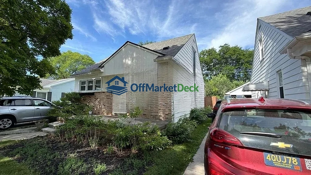Off-market house in Royal Oak, Michigan — 3 beds, 1 bath, $274,900 — photo 4 of 8
