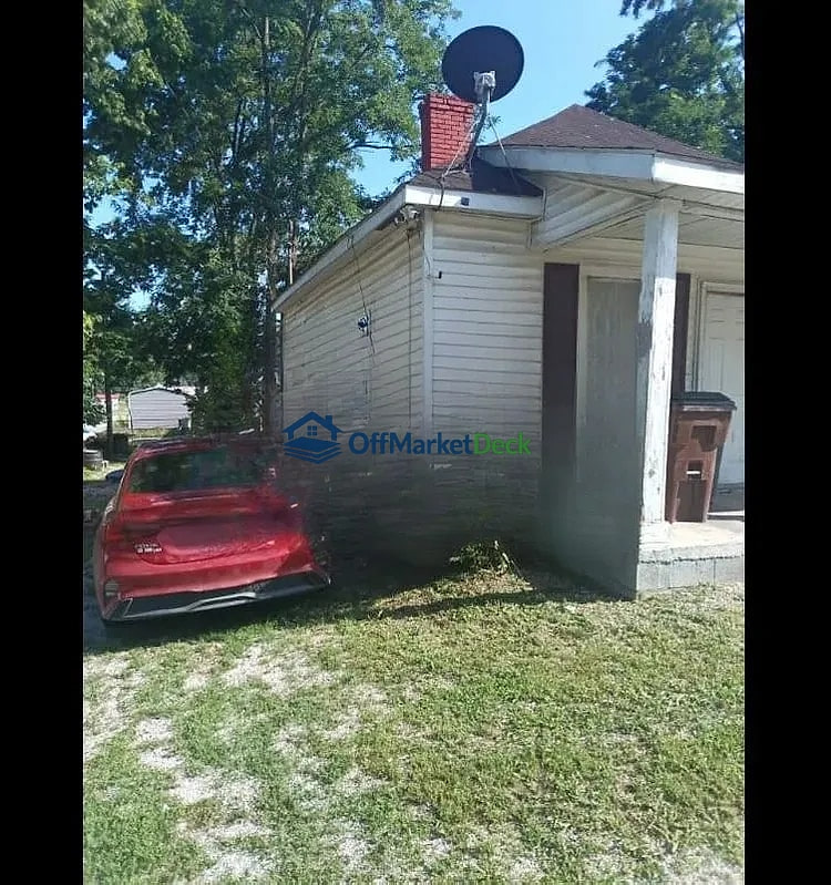 Off-market house in Mount Sterling, Kentucky — 2 beds, 1 bath, $46,800 — photo 2 of 8