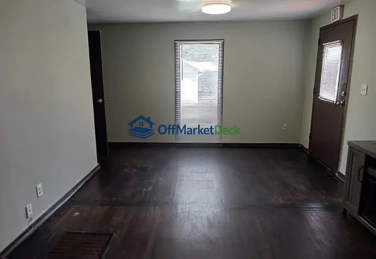 Off-market house in Ellenwood, Georgia — 4 beds, 2 baths, $125,000 — photo 2 of 6