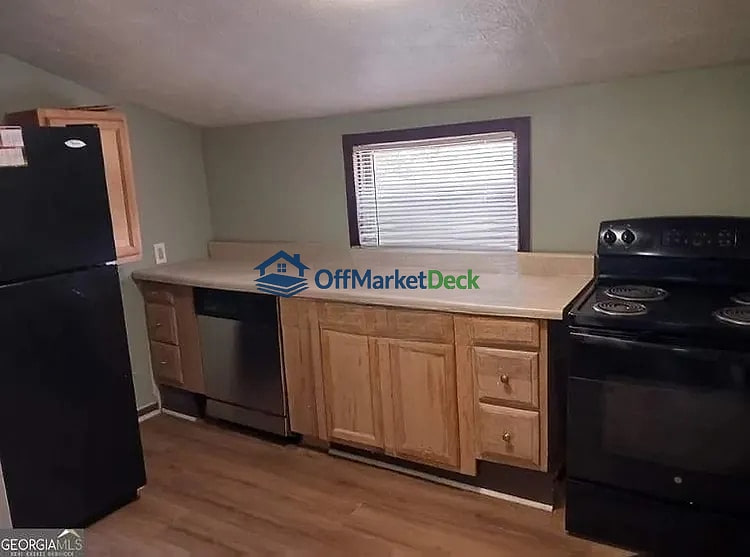 Off-market house in Ellenwood, Georgia — 4 beds, 2 baths, $125,000 — photo 3 of 6